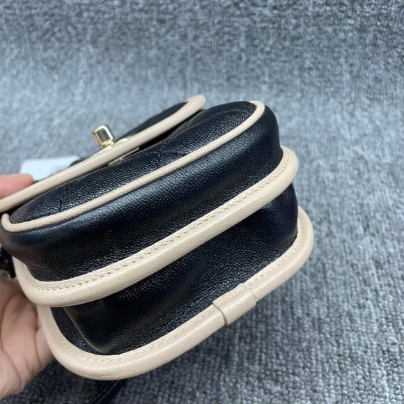 100% Authentic CHANEL Leather Shoulder Bag - Picture 6 of 15